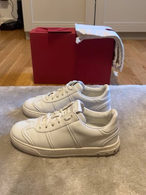 Valentino Flycrews  - Storlek: 37 Skick: 9,5/10 Nypris: 8000kr Ingår: låda plus Valentino lapp 100% autenticitet  Pris kan sänkas vid snabb affär😊