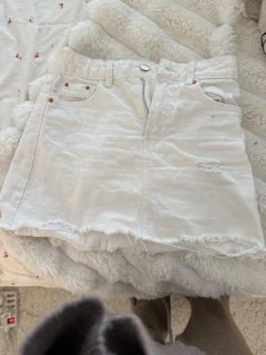 Vit jeans kjol  - Superfin 