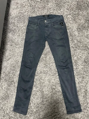 Replay jeans - Super fina Replay jeans. Säljer ett par mörkgrå Replay anbass jeans i storlek 28/32. Eftersom jag har växt ur dom. Använda endast ett fåtal gånger och är i väldigt fint skick. Hör av er vid frågor och eller funderingar😊
