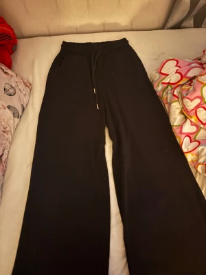 Svarta byxor - Svarta baggy byxor från zara köpte de för 300 kr och har inte använt så mycket så säljer den för 150 kr