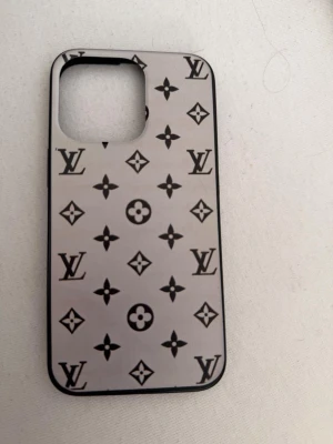 Svartvitt mobilskal med LV-mönster - Den är för iPhone 13 Pro 