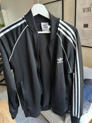 Svart Adidas ziptröja storlek S unisex  - Svart adidas tröja, passar både tjej och kill, storlek S