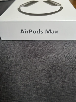 Apple AirPods Max hörlurar - Säljer ett par Apple AirPods Max, trådlösa over-ear hörlurar i snygg och modern design. Färgen är mörkgrå. Hörlurarna har en robust metallbåge och mjuka öronkuddar för extra komfort. Perfekta för musik, gaming eller film. Hör av er gärna!