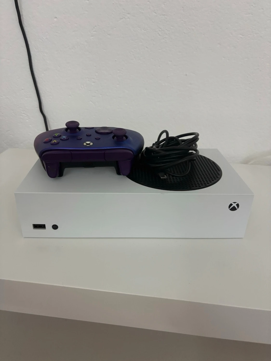 Xbox Series S med lila handkontroll