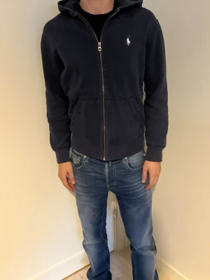 Ralph Lauren Zip Hoodie  - Snygg marinblå Ralph Lauren Zip i storlek (Y-XL) som motsvarar XS-S i vanlig vuxenstorlek. 
