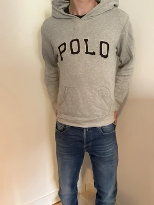 Ralph Lauren Hoodie - Säljer en riktigt schysst Ralph Lauren hoodie i storlek (Y-L) vilket motsvarar ungefär XS i vanlig storlek! Jag är ca 173cm och väger ungefär 60kg, sitter grymt på mig. 