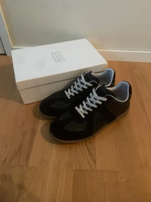 Maison Margiela  - Tjena, säljer ett par feta Maison Margiela gats.. Jag har använt dem försiktig. Skriv gärna under minsta tanke eller om fler bilder.