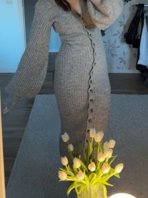 Adoore stickad klänning - Dags för mig att sälja min stickade klänning från adoore, då den inte kommer till användning. Perfekt nu till kallare kvällar och hösten🍁🍂 finns tecken på andvändning! 