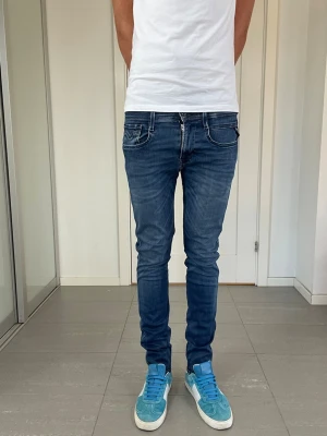 Replay Anbass Jeans  - Säljer nu dessa Replay Anbass Jeans, W29 o L30 med mått ca 35,5 o 102 cm. skriv för fler bilder/frågor🙌🏼