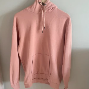 Zara hoodie - Säljer en ljusrosa hoodie från Zara, då den inte längre kommer till användning. Passar väldigt bra till jeans. Fint skick! Storleken är true to size.  Passar till både killar och tjejer, men är herrmodell.   Kontakta gärna för frågor.