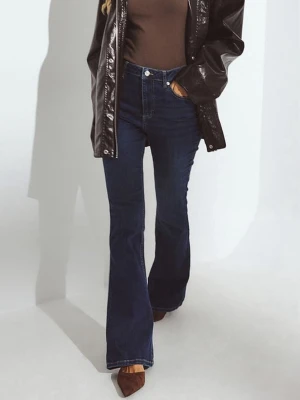 Mörkblå bootcut jeans med hög midja - Säljer ett par mörkblå bootcut jeans med hög midja och klassisk femficksmodell. Jeansen har utsvängda ben och är tillverkade i ett mjukt denimtyg med lite stretch. Perfekta för en trendig och avslappnad look. Säljer för att de va lite förstora för mig