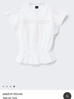 Vit blus med spetsdetaljer - Söt vit blus från Gina Tricot med korta ärmar. Storlek S. Helt ny bara prislapp av! Nypris 399