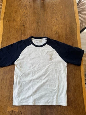 Ami Paris t-shirt - Snygg t shirt från Ami Paris, mörkblå ärmar. Jättefin till sommaren.
