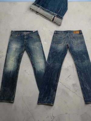 Vintage G-Star selvedge denim jeans - Vintage g-star RAW selvedge denim jeans //  Mycket bra skick //  Modell 3301 straight/bootcut //  Storlek W33 L34 //  Midja 44cm  Längd 107cm  Innerben längd 83cm  Lårvidd 30cm  Benöppning 19cm  Skriv vid minsta fråga eller fundering🤝