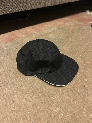 Fendi keps - Säljer denna snygga svarta Fendi keps, storlek one size, kepsen går att reglera i storlek, pris kan diskuteras!! Tveka inte att skriva!!