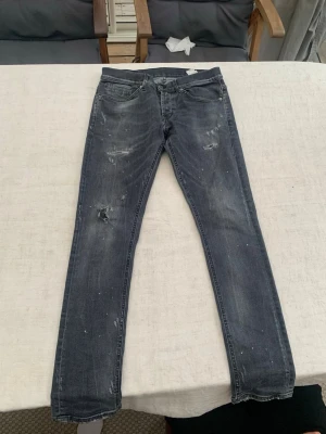 Grå slitna jeans - Säljer ett par gråa dondup jeans med slitningar. storlek 31/32. Hör av dig vid frågor! pris kan diskuteras