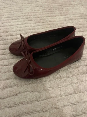 Vinröda ballerina skor - Vinröda ballerina skor från Nelly men köpt på plick!  Väldigt fin färg och enkel att styla! Storlek 36 Använda (se bilder) men skavanker är endast Nelly trycket inne i skon och nedre sulan både saker som inte syns vid användning!😊 🥿🍷🩰 Öppen för prisförslag det är bara att skicka!!💕