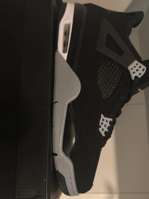 Svarta Air Jordan 4 black canvas - Riktigt snygga Jordan 4 black canvas. Oanvända skit snygga för sommaren med röd vit o svart färg. Tveka inte att skriva om du vill till exempel diskutera priset eller något liknande bara skriv🙏🏽