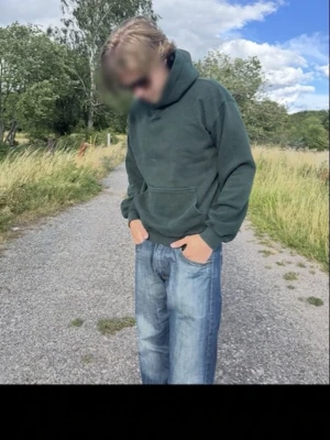 Mörkgrön hoodie från Vailent - Säljer nu den riktigt snygga mörkgröna tröjan från märket vailent kött på Carlings Den är storlek S, men eftersom den är overs size passar den även M