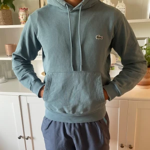 Lacoste hoodie - Säljer denna sjukt feta hoodien ifrån Lacoste, nypris är omkring 1800 kr, detta är ett sjukt bra och realistiskt pris för hoodiens skick, köpte denna ifrån deras officiella butik i Frankrike staden Cannes, har växt ur den tyvärr, hör gärna av dig ifall du är intresserad!😊