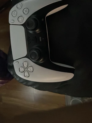 Vit och svart spelkontroll PS5 - Säljer en snygg och modern handkontroll i vit och svart design, perfekt för gaming med ps5 . Helt nytt köpt för 1 vecka sen Pris 899:kr Elgiganten. Den fungerar helt bra utan fel eller repor. Kvitto finns. Kan hämtas upp i Linköping för kontanter eller Swish. Frakt funkar även.