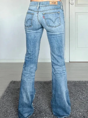 Ljusblå vintage Levis jeans  - Utsvängda Levi’s jeans i en jättesnygg passform och färg, strl S/XS // midja 36cm tvärsöver, innerbenslängd 84cm