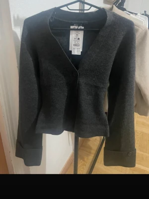 knitted sculptured cardigan  - Helt ny i färgen grey melange. 