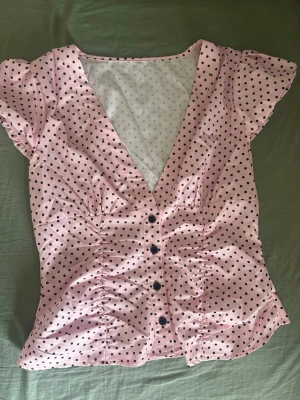 Pink Polka Dot blus  - Rosa svartpickig blusfrån shein 