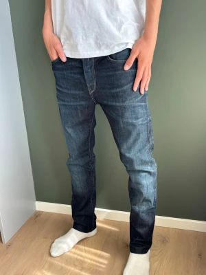 Replay RBJ 901 - Ett par feta Replay jeans i modellen RBJ 901 med unik tvätt!                                                   Nypris - 1500kr                                                   Storlek - 31/34                                                         Mått - A: 43 B: 70.5 C: 25 D: 20 E: 17             Priser kan diskuteras vid snabb affär, skickas samma dag eller dagen efter!🚚💸