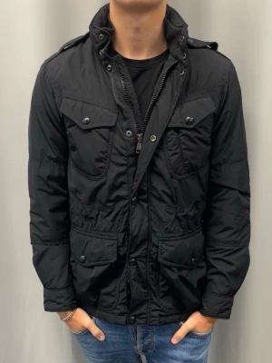 Ralph Lauren fieldjacket  - Fint skick utan defekter, modellen är 185 cm och väger ca 75 kg och den sitter bra. 