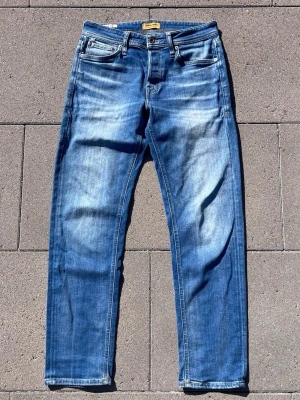 Jack & Jones jeans tapered Mike - Säljer ett par jeans från Jack and Jones i model tapered mike, de är i super bra skick har inga hål eller defekter! Priset kan diskuteras vill bli av med de pga de är för små, skriv vid minsta fundering/ fråga!!