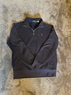 MÖRKBLÅ HALFZIP FRÅN POLO RALPH LAUREN - Säljer en stilren ralph lauren halfzip i storlek S, kan passa M - bra skick, något urtvättad - pris 399