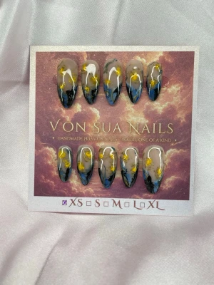 Vincent (XS);Medium Almond - Unika handgjorda press-on naglar i storlek XS: 14 mm, 11 mm, 11,5 mm, 10 mm, 8 mm. Naglarna har en nude bas med blå och svarta detaljer samt inlagda gula solar, inspiration av Van Gogh. Formen är almond och materialet är akryl. Perfekt för dig som vill ha något extra.