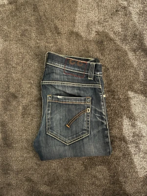 DONDUP JEANS - Säljer ett par marinblå dondups i modellen Ramones, lik modellerna george och ritchie - storlek 33 - Mycket bra skick - pris 599