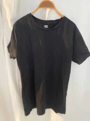 Enkel svart t-shirt - Använd kanske 2-3 gånger. Inga fläckar eller hål. Öppen för prutning. 100% bomull. Har många liknande tröjar att göra bundles med på min profil.
