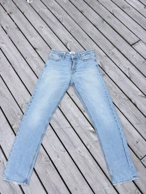 Ljusblå loose fit jeans Jack & Jones - Säljer ett par ljusblå loose fit jeans från Jack & Jones. Jeansen har raka ben, klassisk femficksmodell och är tillverkade i slitstark denim. Perfekta för en avslappnad och trendig stil.