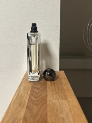 Afnan 9pm - Säljer min afnan 9pm parfym som passar perfekt nu till hösten. Det återstår ~85ml i flaskan. Pris kan diskuteras.