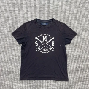 Morris t shirt - Säljer nu denna riktigt feta Morris t shirt!🙌 Skick: 9/10🌟 Storlek: XS🤝Hör gärna av er vid frågor eller funderingar!🤗
