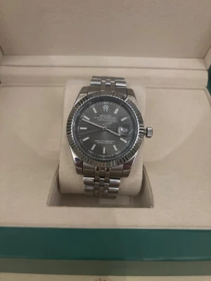 Fin klocka date just 41mm silver - Snabb affär 1499kr alla tillbehör medföljer. Vatten i urtavalan så man är medveten.