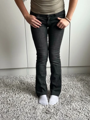 Jeans - Midjemått 34cm rakt över. 71cm innerbenslängd❣️
