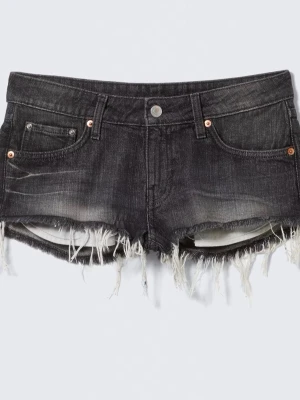 Svarta jeansshorts med fransig kant - Säljer ett par svarta denimshorts med låg midja och rå, fransig kant. Shortsen har klassisk femficksdesign, knappgylf och slitna detaljer💗Skriv för fler bilder eller prisförslag!