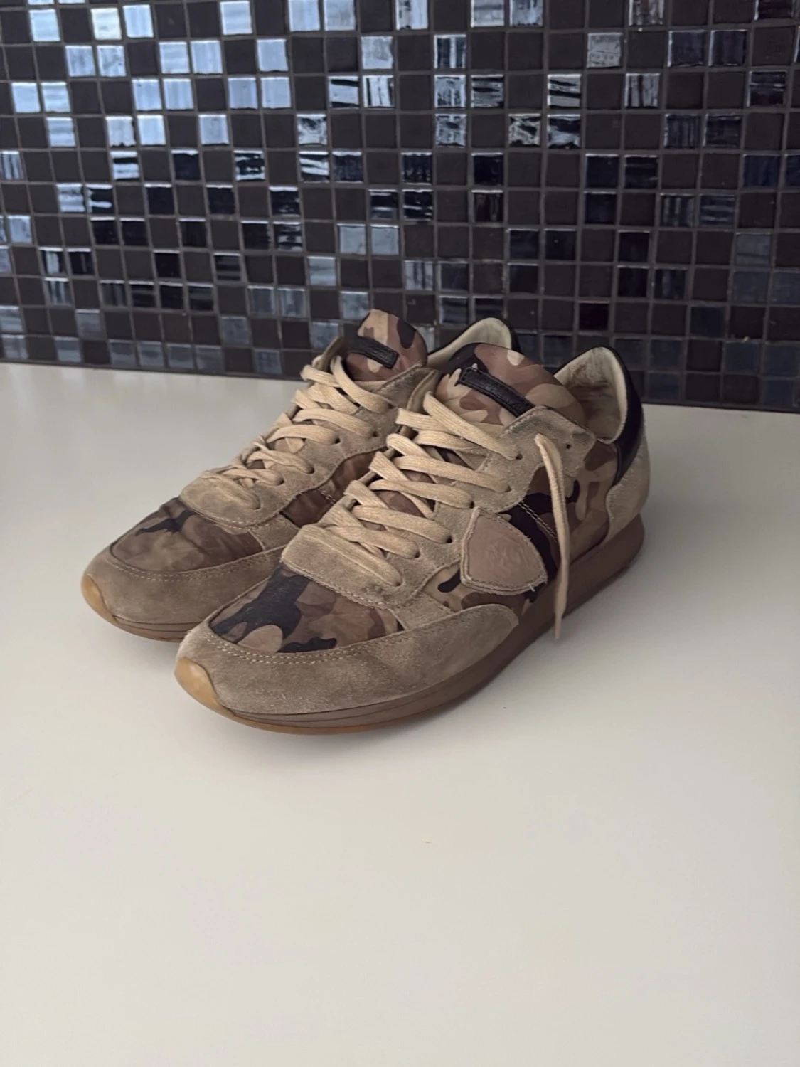 Beige sneakers med camomönster - 1