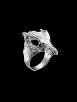 Maria Nilsdotter. Dragon ring  - Säljer min fina "Dragon ring" från Maria Nilsdotter i silver, i storlek 19mm! Köpt för ungefär 3 år sen men, ändrade storleken på ringen för ett tag sedan. Sedan lagade och polerade ringen (så att den ser ny ut) 🥰                                                                                             Byter gärna mot något annat i silver från Maria Nilsdotter!    Nypris ligger runt 5000kr