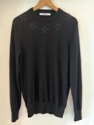 Givenchy Star knit - Extremt fet FW17 Givenchy tröja designad av Riccardo Tisci. Bra skick men har ett litet hål i armen (se sista bild), går lätt att fixa 👍