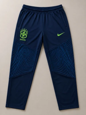 Blå Brasil Nike byxor med tryck - Snygga marinblå shorts från Nike med Brasil-logga och CBF-märke i limegrönt. Shortsen har elastisk midja och coola grafiska mönster på benen. Perfekta för fotboll eller träning och har en sportig vibe.