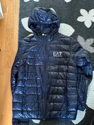 Mörkblå dunjacka från Emporio Armani - Lättviktsdunjacka från Armani 