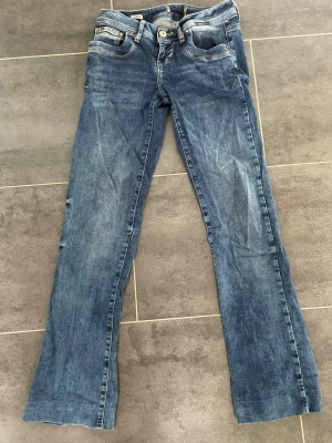 Ltb jeans  - Jättesnygga low waist bootcut ltb jenas. De är förkortade längst ner och passar mig som är 155 cm. W26.