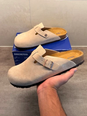 Birkenstocks Boston Sand  - Birkenstock Boston Sand – Storlek 43  Säljer mina Birkenstock Boston i färgen Sand, storlek 43. Använda endast ett fåtal gånger och är i väldigt fint skick. Originalkartong finns.  💰 Pris: 1 499 kr  Pris kan diskuteras vid snabb affär. Hör gärna av dig om du har några frågor eller funderingar! 😊