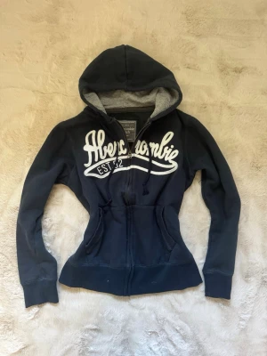 Marinblå zip up hoodie abercrombie & fitch  - Marinblå zip up hoodie ifrån abercrombie & fitch!    Xss/xs 