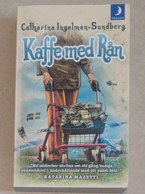 Kaffe med rån pocketbok - Rolig och underhållande roman av Catharina Ingelman-Sundberg. Boken har ett färgstarkt omslag med en äldre person och en rullator fylld med pengar. Pocketutgåva från Månpocket, perfekt för dig som gillar humoristiska kriminalkomedier.